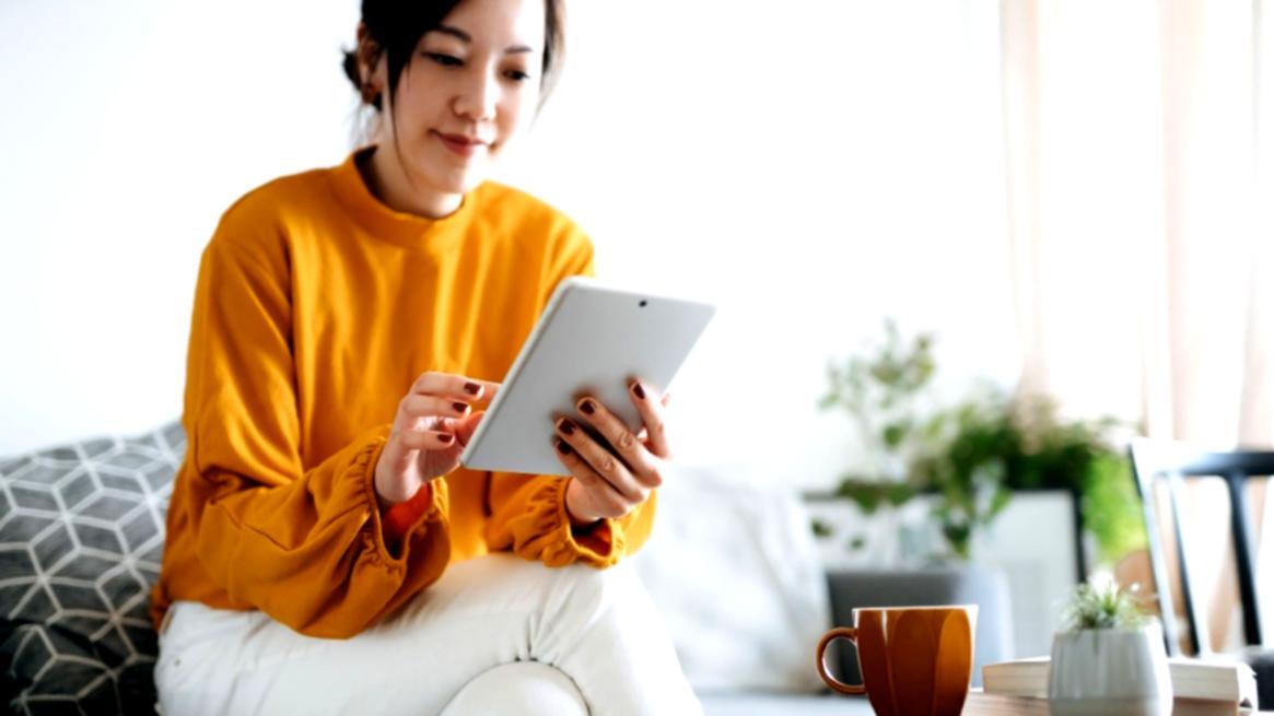 Studierende bei der Arbeit an Investmentanalysen mit Finanzdiagrammen