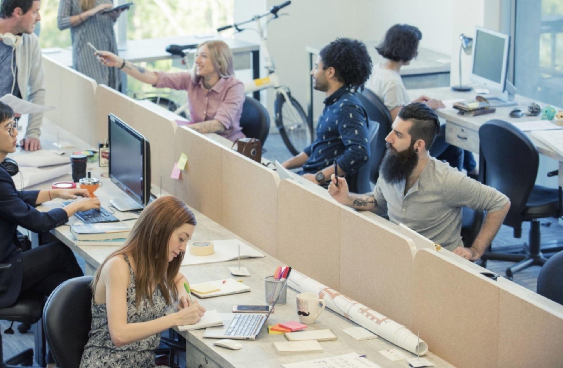 Team bei der gemeinsamen Analyse von Investmentstrategien und Portfoliostrukturen